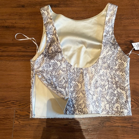 Abercrombie and Fitch — Satin Sculpt Shell Top — Snakeskin - Picture 6 of 6